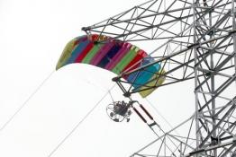 洛阳地区首次使用航空动力伞展放高压电线导引绳