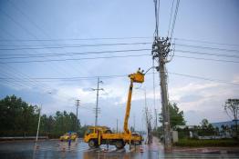 遭遇最强雷暴雨 供电公司全力抢修受损线路