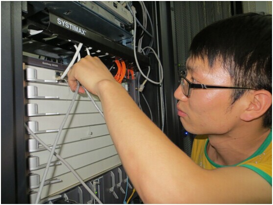 鲁甸公司工作人员正在将现场指挥部网络交换机接入网络核心