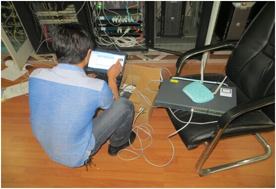昭通局信息中心人员正在对鲁甸公司数据网络进行优化调整，并对新设备进行调试。