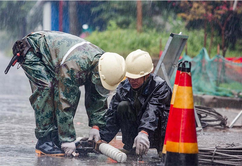 暴雨中电网改造