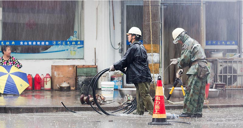 暴雨中电网改造