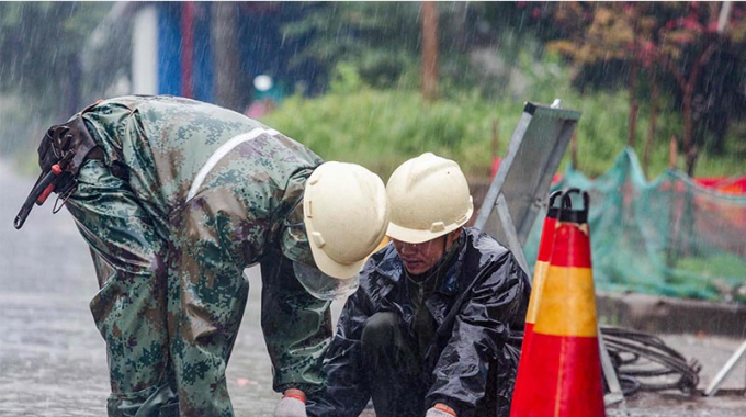 暴雨中电网改造