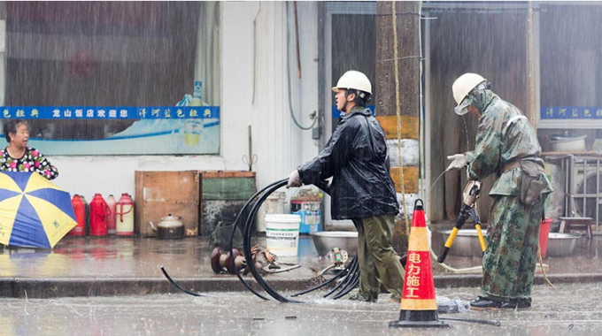 暴雨中电网改造