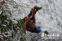 雪地里的电力维修