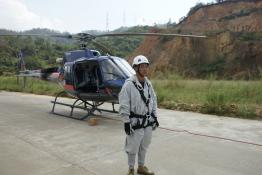 南方电网成功进行运行线路直升机带电作业 系国内首次