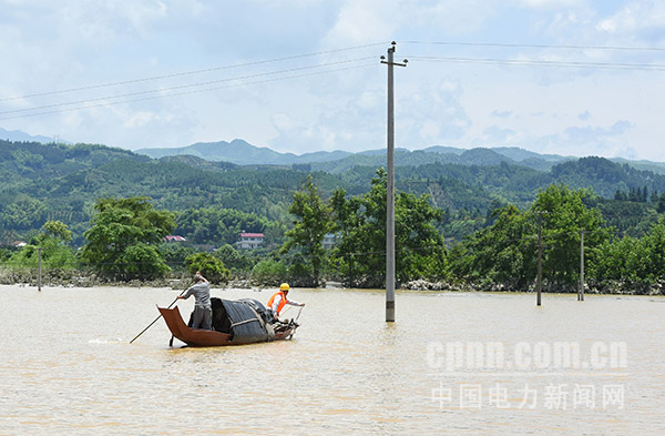 图为抢修人员赶往水淹地区，排查线路隐患。