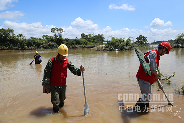 图为设备巡视、线路抢修