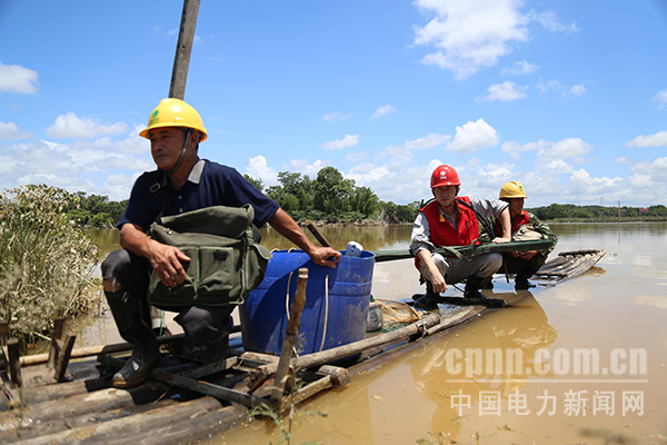 图为设备巡视、线路抢修