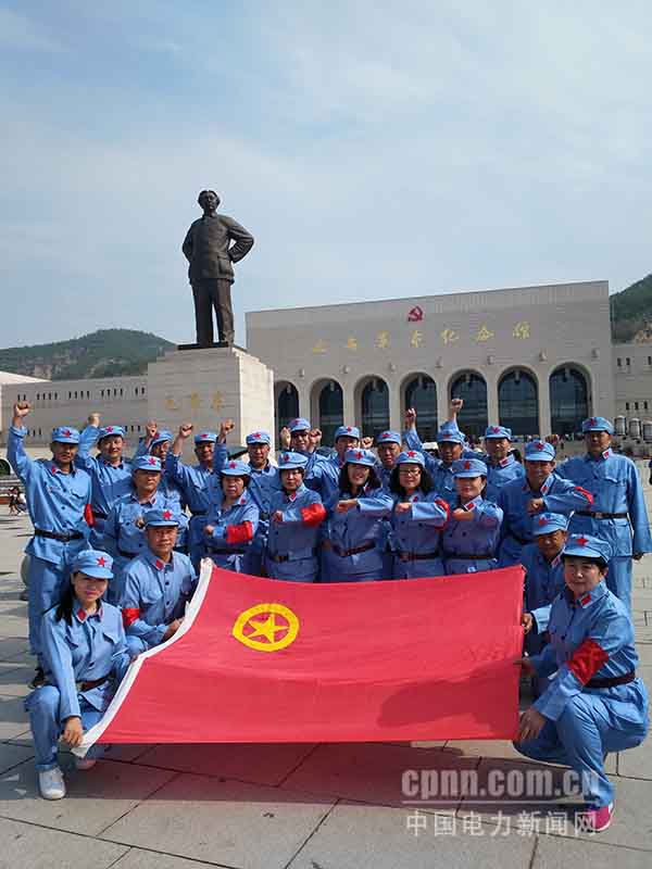 图为延安参观学习合影