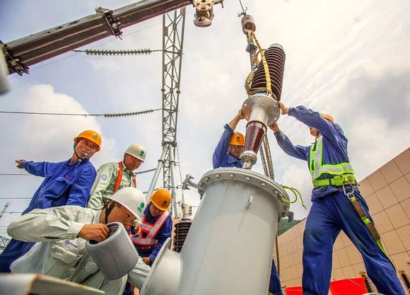 《各就其位》浙江象山县供电公司员工在吊装变电站主变套管。（蒋勇 摄）