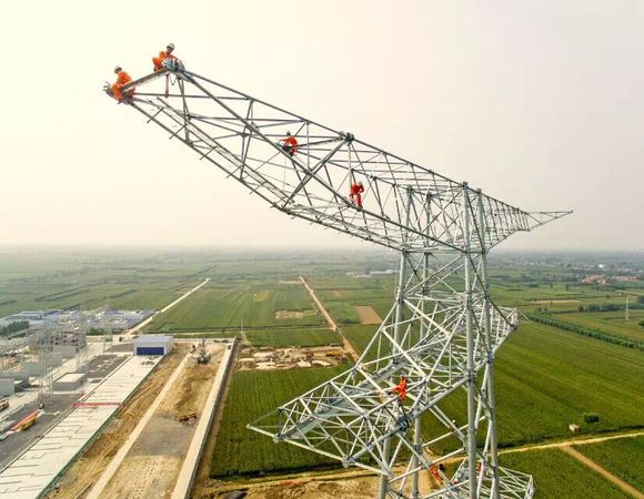 《天空之城》锡盟—山东1000千伏特高压交流输电工程铁塔组立现场。（徐可 摄）
