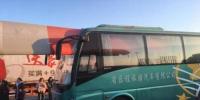 吉林市一风力发电扇叶穿进大客车 目击者称无人受伤