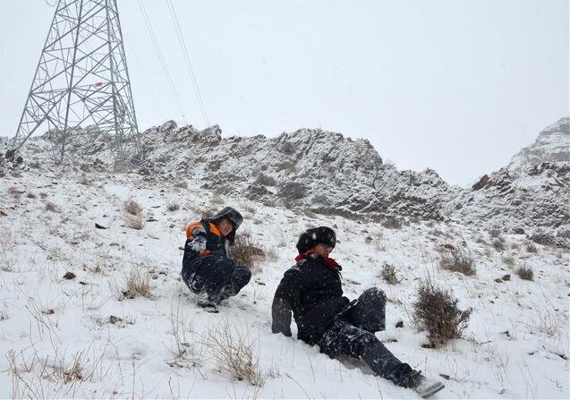 风雪中的巡线人