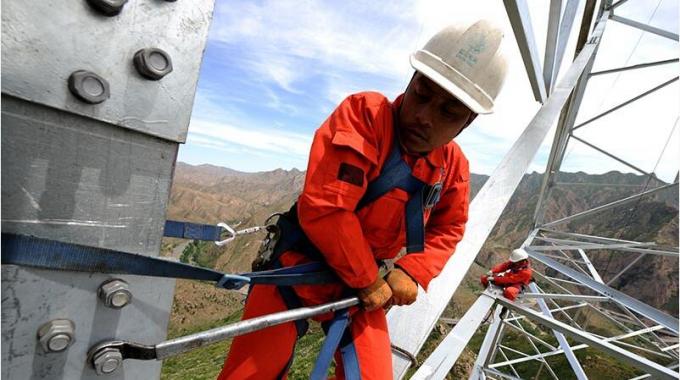 高山大岭间建设特高压铁塔