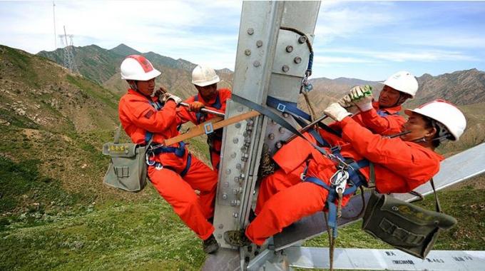 高山大岭间建设特高压铁塔