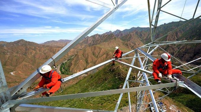 高山大岭间建设特高压铁塔