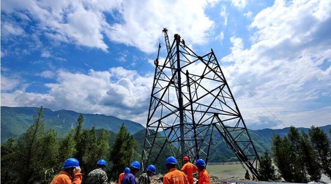 酒湖±800千伏特高压组立跨江铁塔