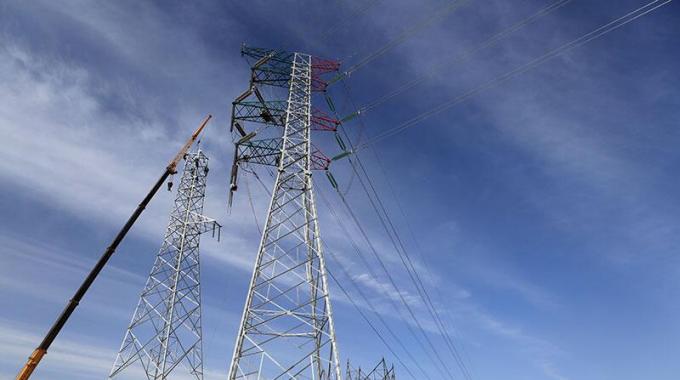 山西晋北--江苏南京±800千伏特高压直流输电线路工程（冀1标段）组塔施工有序进行