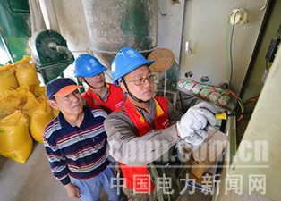 中国电力新闻网讯 通讯员 毛强 报道 近日，湖北武汉汉南区供电公司员工主动放弃假期休息时间，来到农村养殖户家中，为其检修饲料加工设备，服务农村群众增收致富。