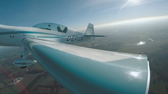 Extra 330LE电动飞机采用西门子电机，创造了全新世界纪录