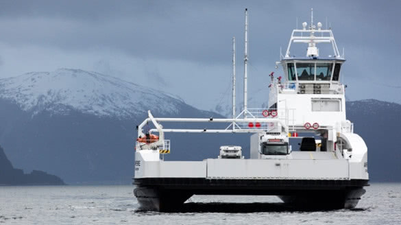 全电动渡轮运行在挪威卑尔根市北部Lavik和Oppedal之间6公里长的E39航线上