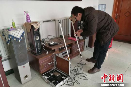 国家电网技术人员在在河北省涞水县南郭下村的分布式光伏扶贫电站研发5G技术传输。　赵明 摄