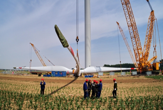 河北昌黎县滦河口风电项目工程开始吊装风机