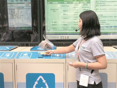 广州高校推动生活垃圾强制分类 智能垃圾投放站现身校园