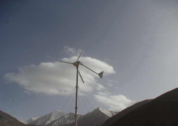 公司10KW风力发电机组成功安装在青海昆仑山上