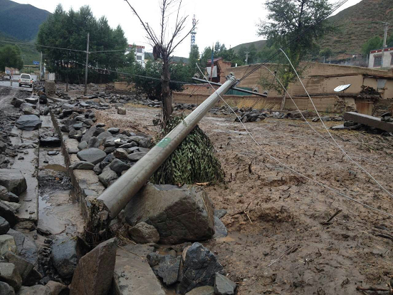 青海电力紧急抢修尕楞乡受损电力设施
