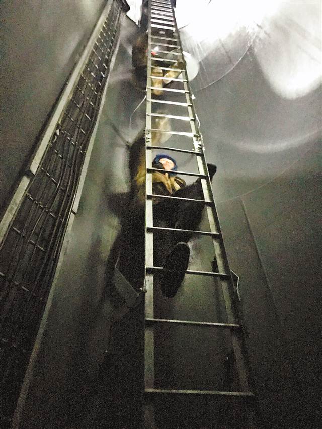 风雨交加的夜晚 我跟蒋教授爬上34米高的风力发电机