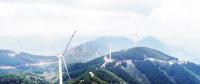 华能灵华山风力发电场风力发电机矗立在群山之中