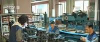 央视探访朝鲜柳园制鞋厂：太阳能保障电力 鞋款新颖时尚
