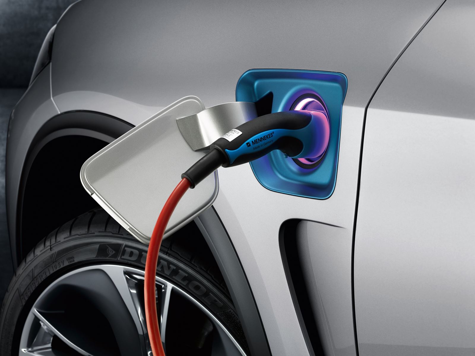 2027年插电式电动汽车充电设备市场年收益达360亿美元