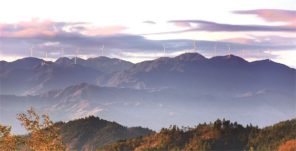 图片新闻：新宁县海拔1600多米高山岭上风电机组全部投入运行