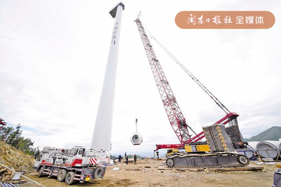 宁德虎贝风电场工程项目：两台风力发电机成功吊装