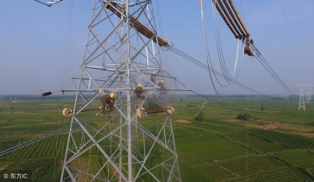 中国特高压电网工人100多米高空作业令人惊心动魄【图说】