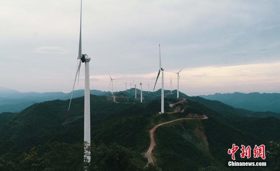 航拍江西泰和高山风电项目 风机矗立山脉如巨型"风车"