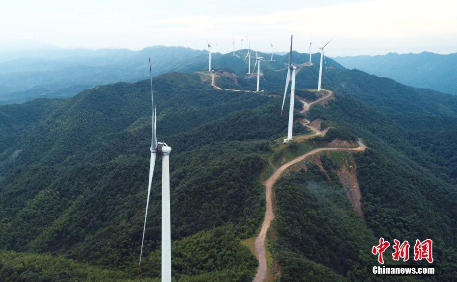 航拍江西泰和高山风电项目 风机矗立山脉如巨型"风车"
