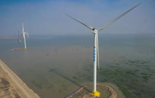 天津南港海上风电场一期首批风力发电机并网发电