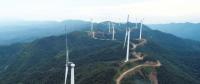 航拍江西泰和高山风电项目 巨型“风车”矗立山脉