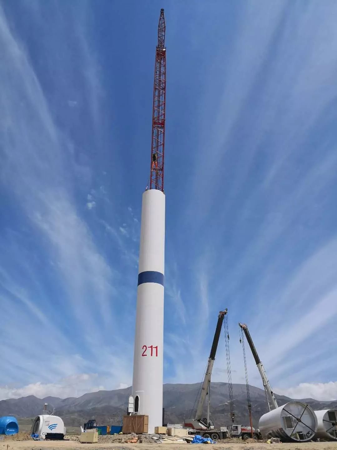 青海共和45万千瓦风电项目首批塔筒顺利吊装