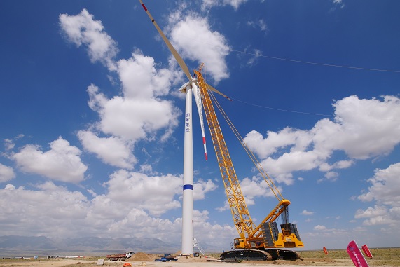国家电投海南州40万千瓦风电项目首台机组吊装完成
