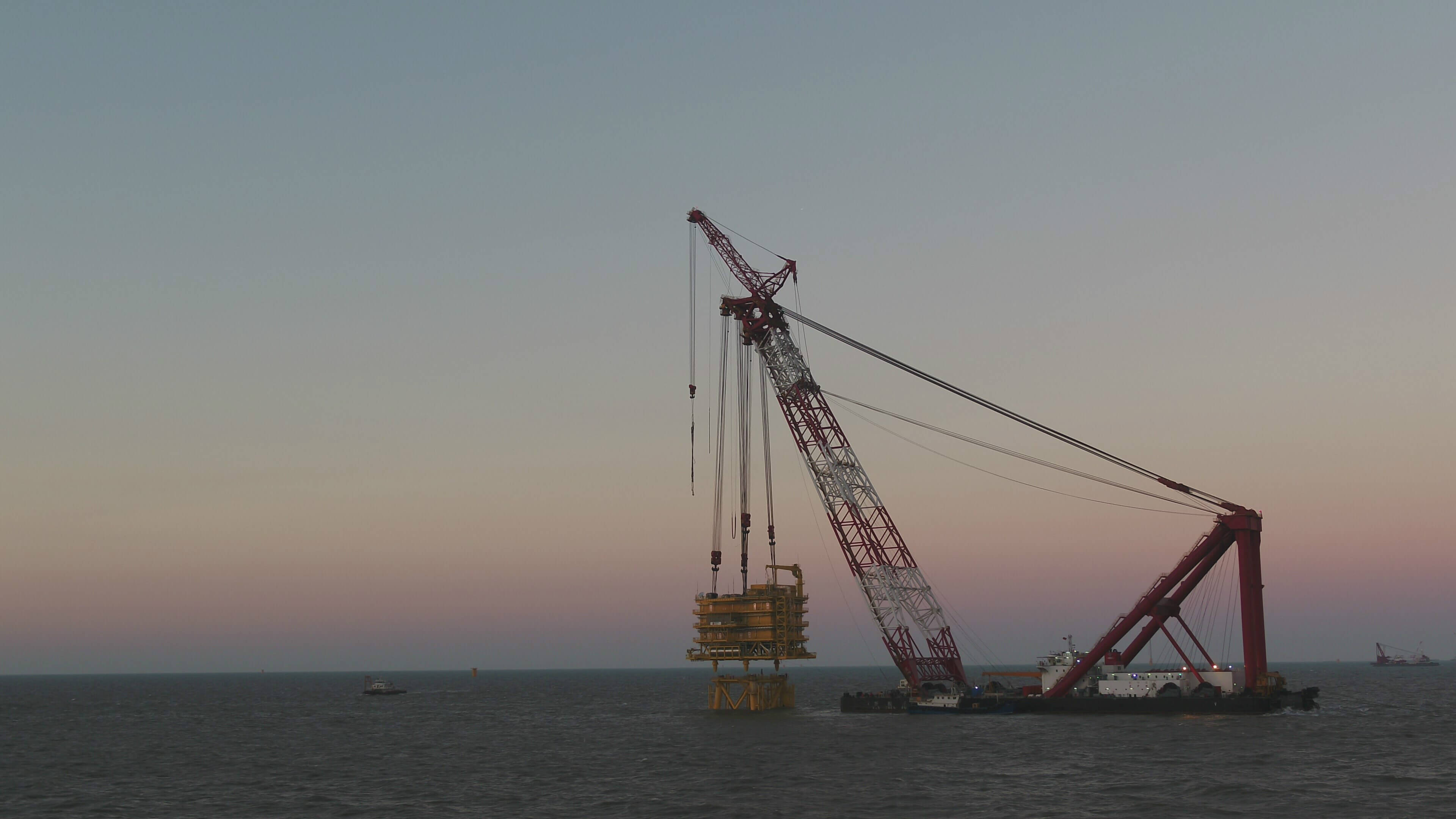 亚洲离岸距离最远的海上升压站吊装成功