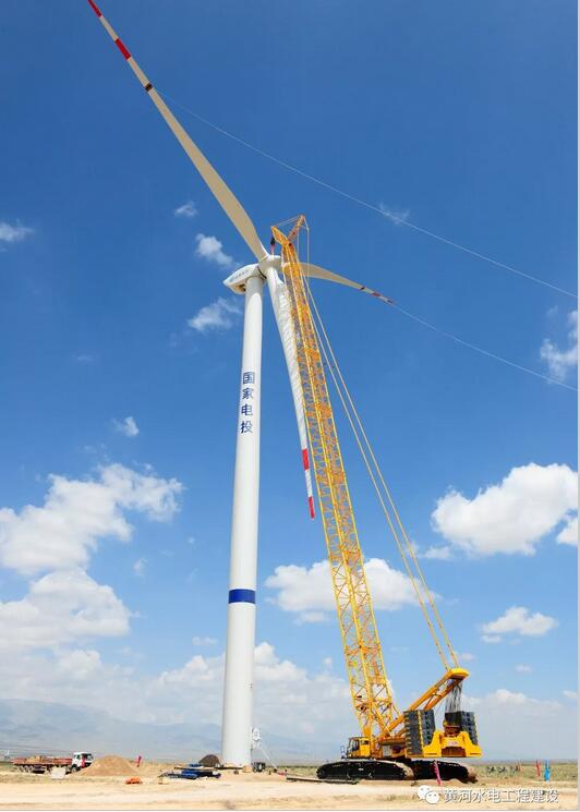 青海海南州多能互补集成优化示范工程40万千瓦风电项目首台机组吊装完成