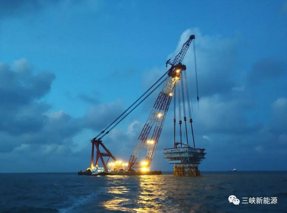 三峡新能源江苏大丰300MW海上风电项目升压站顺利吊装