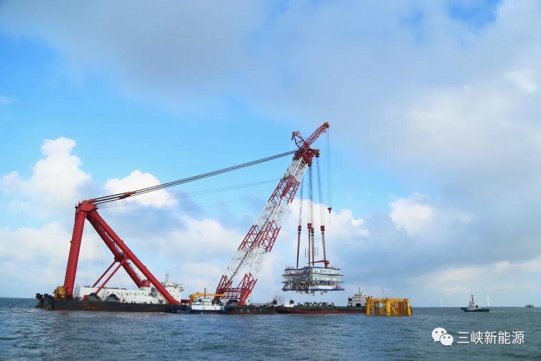 三峡新能源江苏大丰300MW海上风电项目升压站顺利吊装