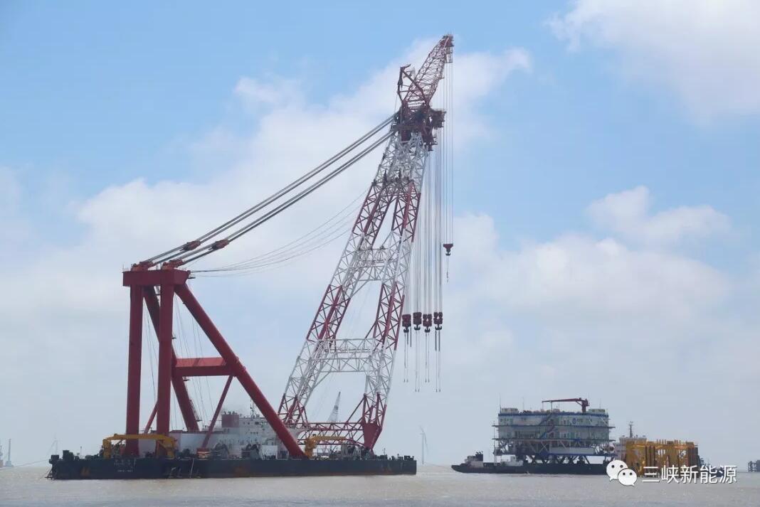 江苏大丰300兆瓦海上风电项目升压站吊装