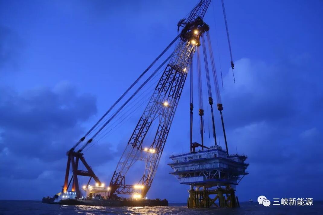 江苏大丰300兆瓦海上风电项目升压站吊装